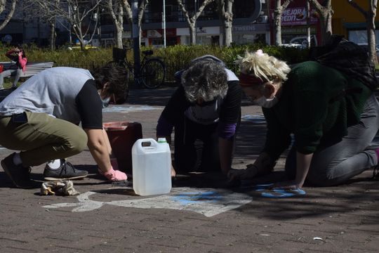 Organizaciones políticas y de Derechos Humanos de Olavarría limpiaron y repintaron los pañuelos de Abuelas y Madres de Plaza de Mayo