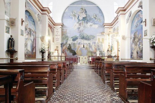 La Iglesia Santa Ana, ubicada en la localidad de Glew, partido de Almirante Brown, que pintó Raúl Soldi.