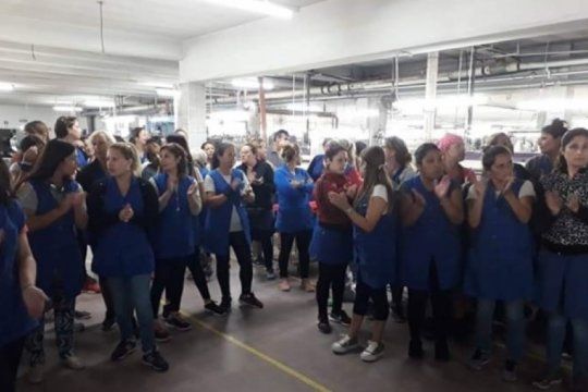 la odisea de mantener la produccion: trabajadoras textiles denuncian explotacion laboral