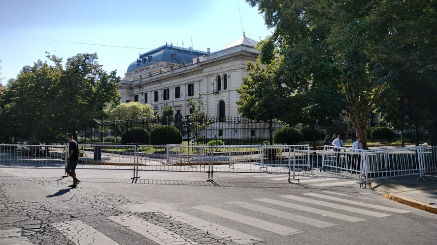La Legislatura Bonaerense amaneci&oacute; vallada por la asamblea legislativa de esta tarde.