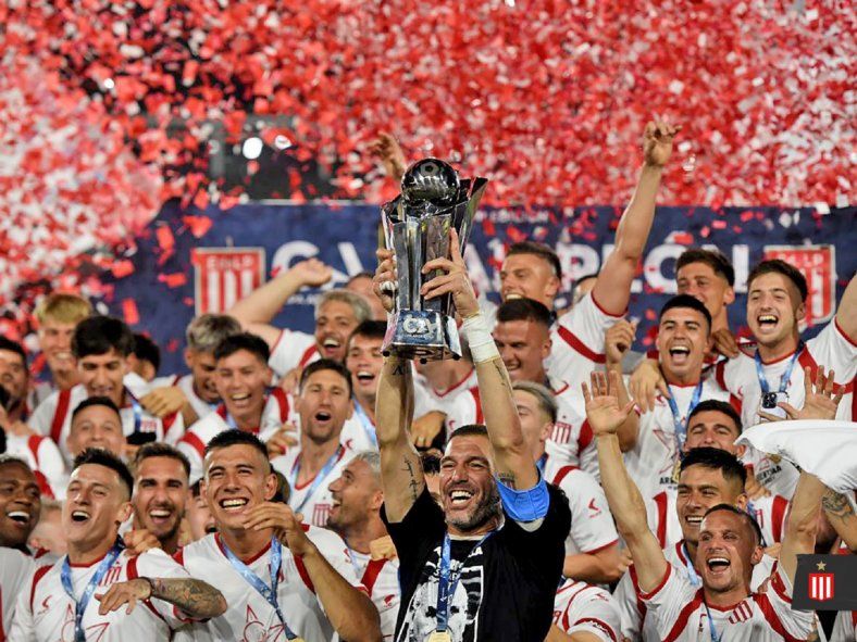 Mariano Andújar levantando la primera Copa Argentina de Estudiantes