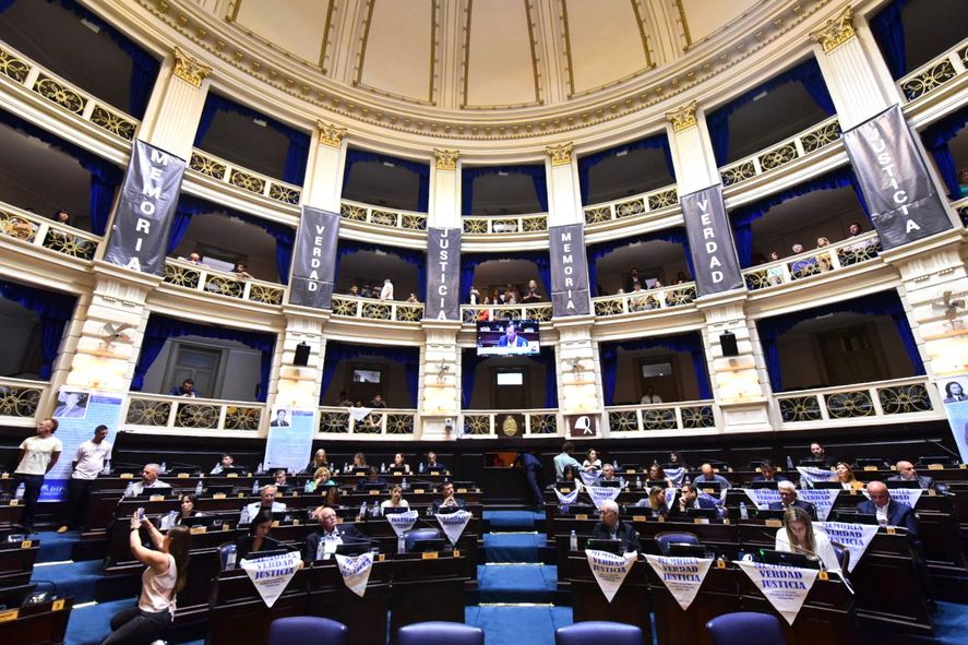 Las dos Cámaras de la Legislatura realizaron homenajes y se entronizó el pañuelo blanco en el Senado bonaerense.