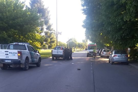 una joven pelea por su vida tras ser embestida por un motociclista que no respeto el semaforo