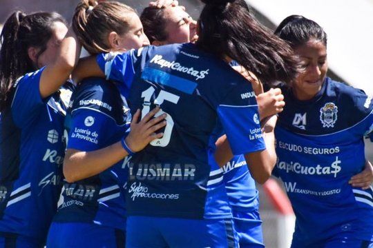 Gimnasia debutará mañana ante Lanús en el Apertura del fútbol femenino de AFA. (Fotos: Prensa Gimnasia)