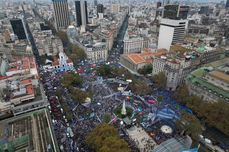 Casi medio millón de personas fue a ver a Cristina Kirchner en plaza de Mayo. Deslizá para ver todas las fotos.