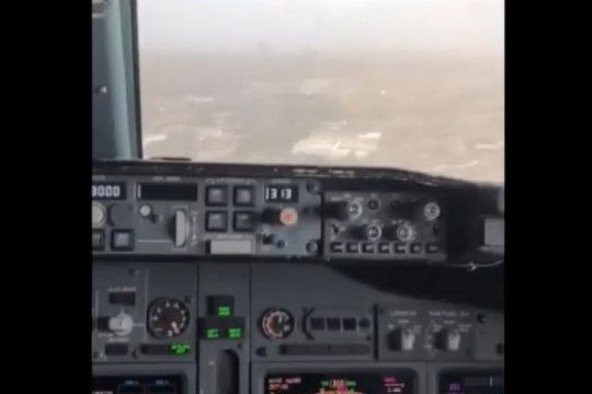 tras el video del aterrizaje de un avion en medio de la tormenta, aparecio la filmacion desde la cabina