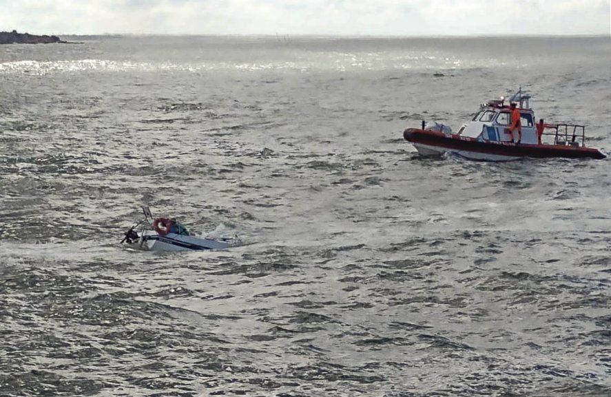 Mar del Plata: se hundió su velero y tuvieron que rescatarlo