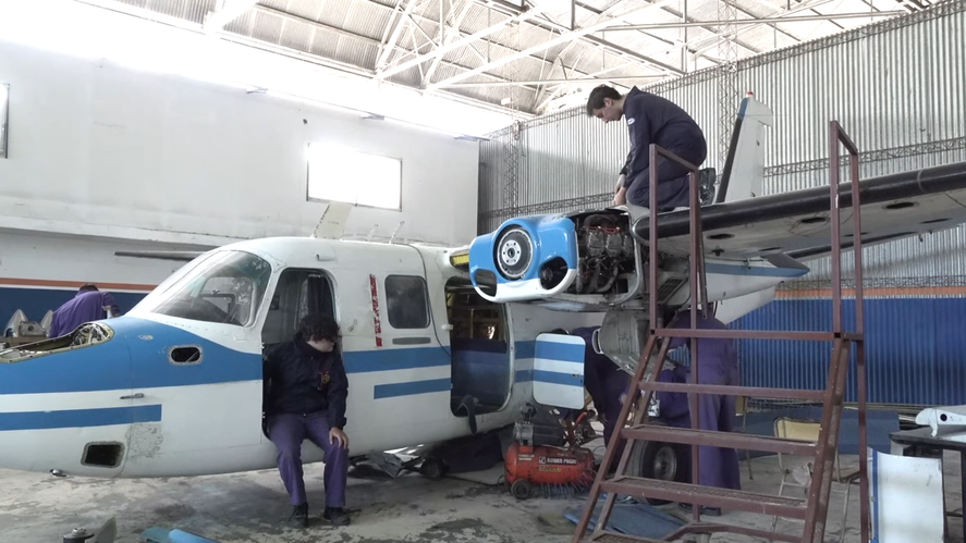 Estudiantes de una escuela técnica bonaerense reparan un avión que estuvo en Malvinas