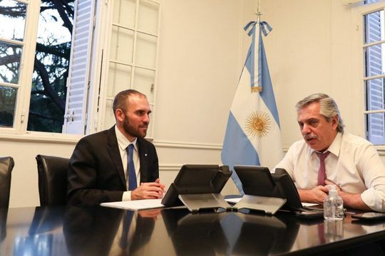 Alberto Fernández y Martín Guzmán firmaron el decreto del Gobierno
