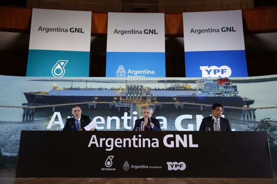 Alberto Fernández anunció la unión entre YPF y Petronas