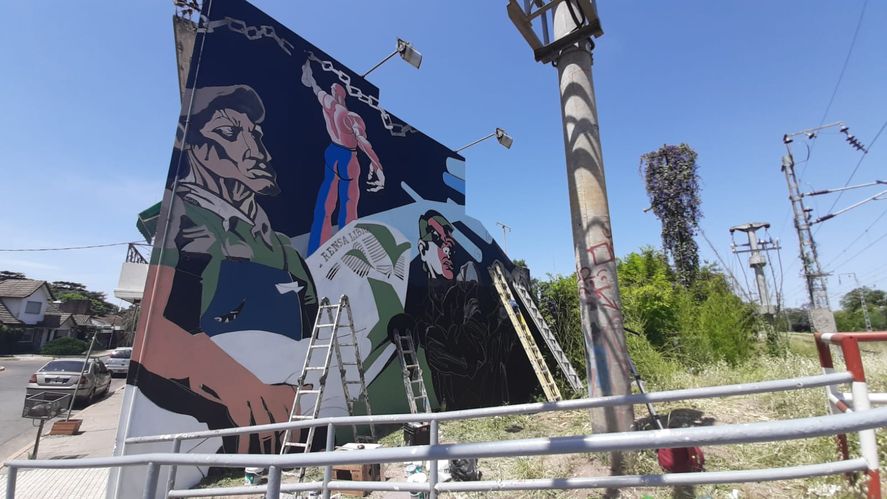 La Libertad de Prensa es el reconocido mural de Rocambole y está ubicado en el paso a nivel de Camino Centerario