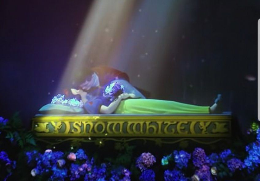El instante del beso en la nueva atracción del Parque original de Disney en California que encendió la polémica por el no consentimiento de Blancanieves al Príncipe al recibirlo