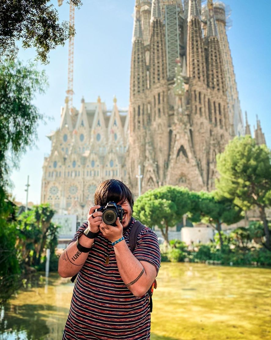 Facundo trabajó como contador público y profesor de administración, pero ahora se dedica a viajar y trabajar como fotógrafo.