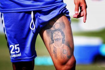 Cristian Tarragona, delantero de Gimnasia, mostró el tatuaje que se hizo de Diego Maradona / Prensa GELP