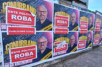 Los carteles que dejan mal parado a Diego Valenzuela en Lomas de Zamora (Foto: Sebastián Tecla Farías)