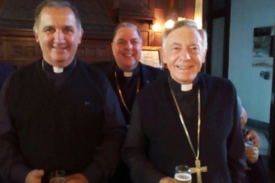 Aguer junto a sus dos obispos auxiliares, Mons. Nicolás Baisi y Mons. Alberto Bochatey