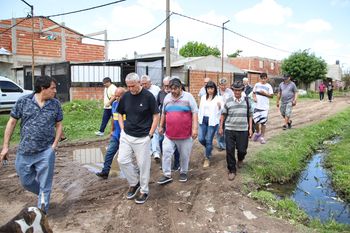 Jorge Ferraresi caminó por las zonas carenciadas de Quilmes y Mayra Mendoza le respondió.