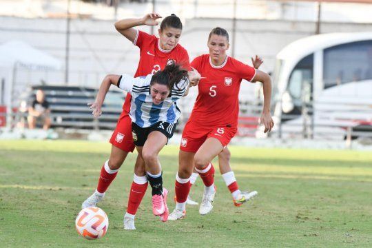 El fútbol femenino nacional igualó 2-2 con Polonia en Cádiz.