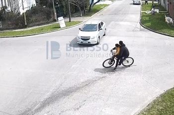 berisso: un auto se dio a la fuga tras atropellar a un ciclista que iba con un menor