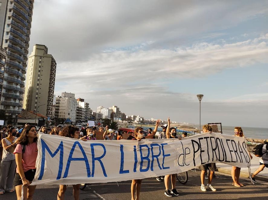 Marcha en contra del proyecto extractivista en Mar del Plata. Fuente Facebook Asamblea Popular por un Mar sin petróleo