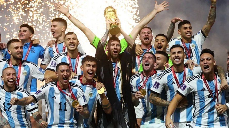La Selección Argentina y el sentido homenaje de la Armada Argentina por la obtención del Mundial Qatar 2022