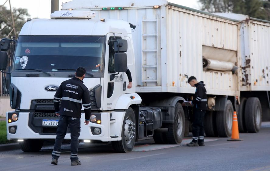 El Ministerio de Transporte oficializó la restricción de camiones en Carnaval y cambios de quincena. Los detalles.
