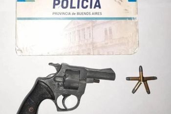 El revólver y las cinco municiones halladas en la mochila del alumno de 8 años