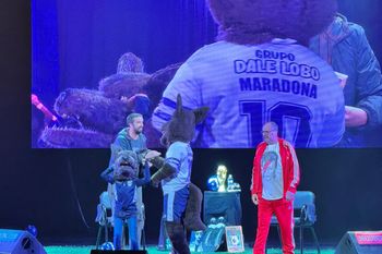 La hinchada de Gimnasia sorprende con cánticos frente al Teatro Ópera en CABA