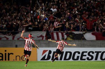 Mauro Boselli festeja con los hinchas de Estudiantes: golazo y record en Copa Libertadores