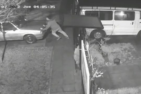 gonnet: mira como robaron un auto de la puerta de una casa
