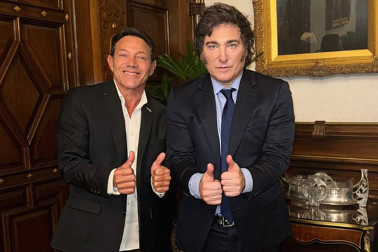 Jordan Belfort junto a Javier Milei.