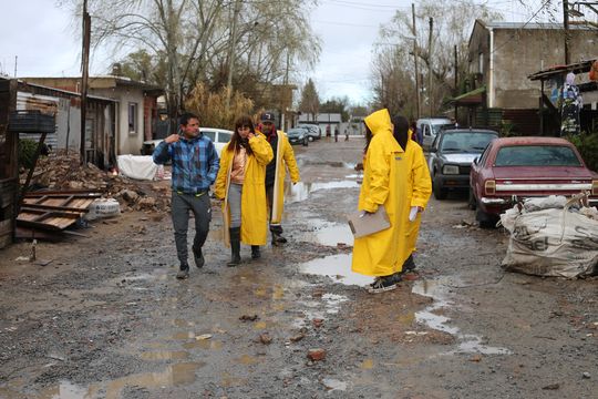 el dia despues en la plata: baja el numero de evacuados y los barrios se reorganizan tras la inundacion