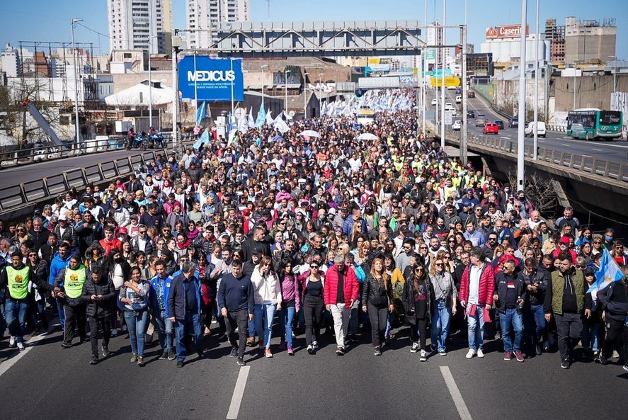 La contundente columna del Conurbano hacia Plaza de Mayo por la democracia