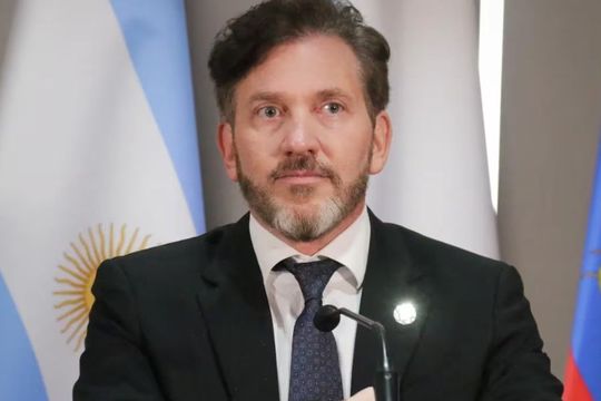¿no hay plata?: el presidente de conmebol ofrece casas por mas de mil millones en su cuenta de twitter