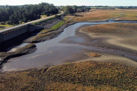 Imagen del embalse de Canelón Grande durante una grave sequía, en Canelones, Uruguay.