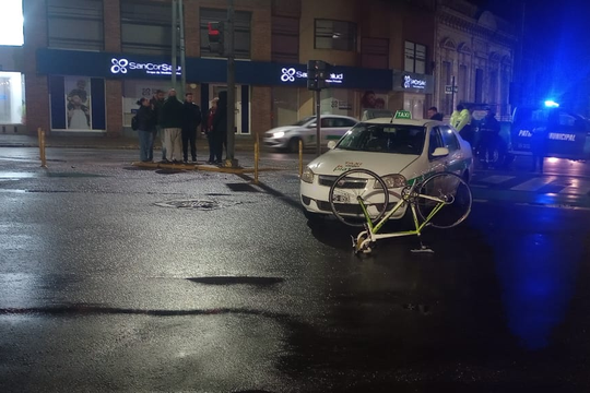 impactante accidente en plaza moreno: un taxi choco a un ciclista