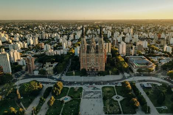 La Plata espera una jornada con cielos mayormente cubiertos y posibles lluvias débiles, según el Servicio Meteorológico Nacional.