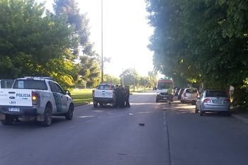 Una joven pelea por su vida tras ser embestida por un motociclista que no respetó el semáforo