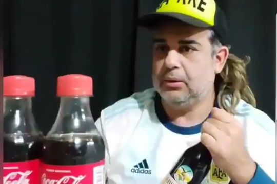 El suceso provocado por Cristiano Ronaldo en la Eurocopa aoartando botellas del auspiciante Coca-Cola, generó una parodia que se repite y también la baja en las acciones de la empresa 