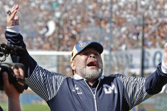 Diego Maradona festejando en Gimnasia