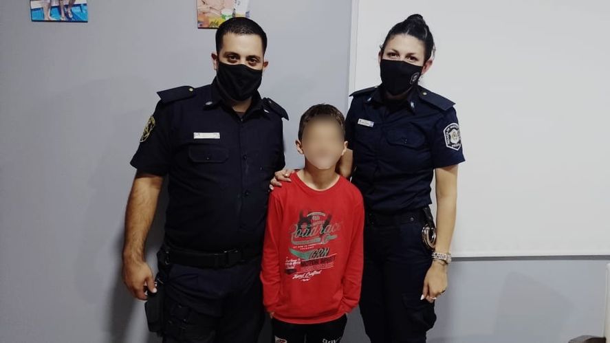 Brandsen: el conmovedor encuentro de dos policías con el nene al que le salvaron la vida