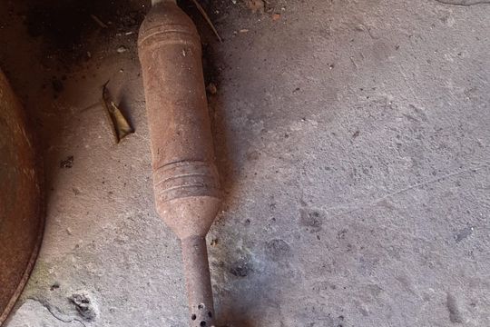 Este es el proyectil de mortero que hallaron en el fondo de una casa en La Plata