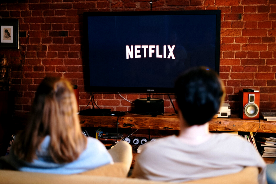 Tal como lo había anunciado, Netflix comenzó a cobrar un costo extra en casos en los que se agregue un usuario extra en otro hogar para ver en simultáneo.