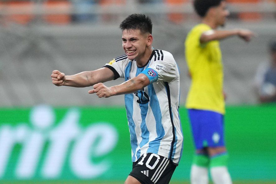 Claudio Echeverri festeja uno de sus tres goles para Argentina ante Brasil.