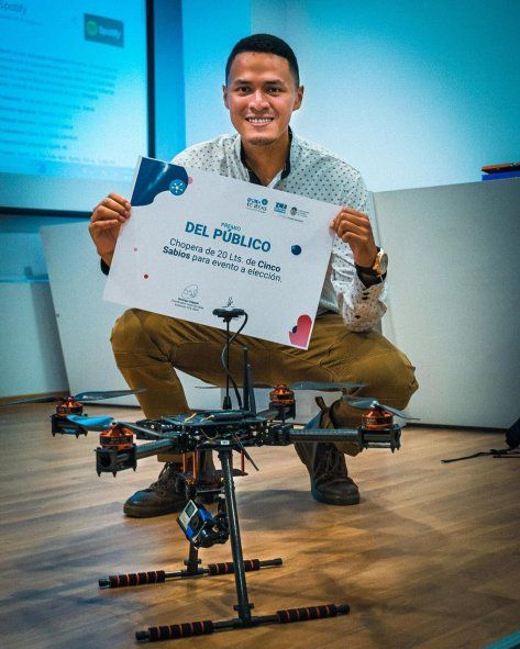 Llegó desde Ecuador para estudiar en la UNLP, trabajó como mesero en La Plata y hoy lidera su propia empresa de drones en Argentina