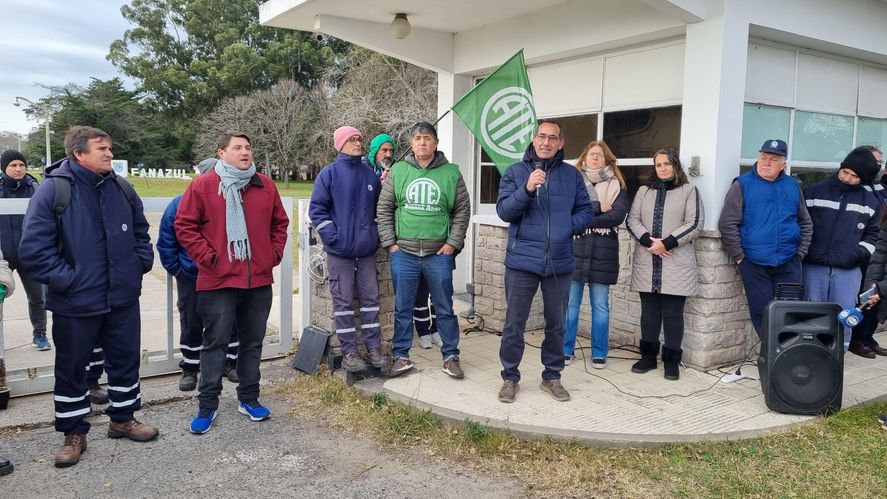 Nelson Sombra, intendente de Azul y gremialistas de ATE en un acto conjunto en defensa de Fanazul&nbsp;