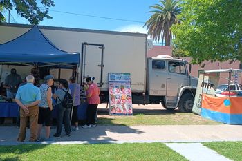 denuncian que intendente ucr freno la llegada de un camion de mercados bonaerenses