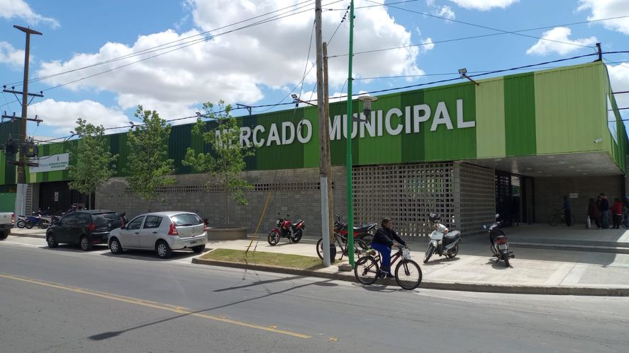 Axel Kicillof, Javier Rodríguez y Mario Secco inauguran el mercado municipal de Ensenada