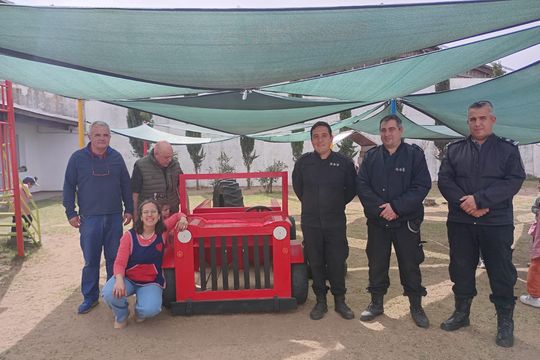 presos en la carcel de trenque lauquen elaboraron un jeep de madera para un jardin de infantes