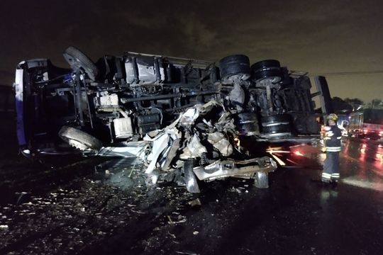 tragedia en la ruta 36: un camion aplasto una camioneta y hay un muerto